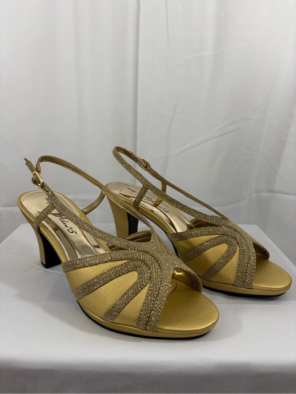 NWT Easy Street Women's Size 9.5W Gold Slingback Dress 3 Inch Heels